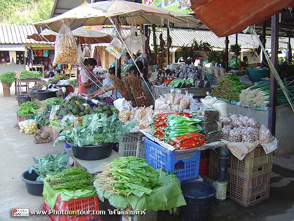 ตลาดแรก (ถึงก่อน) ขายพวกของป่า เป็นส่วนใหญ่ 