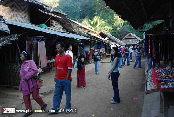 บริเวณขายของที่ระลึก และเป็นศูนย์กลางของหมู่บ้าน