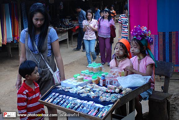 บรรยากาศในหมู่บ้านกะเหรี่ยง บริเวณขายของที่ระลึก