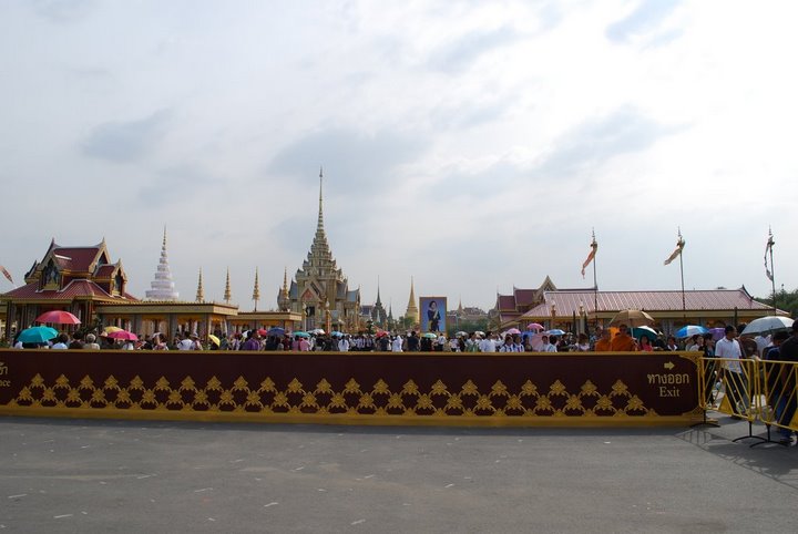 ทางออกไปชมพระเมรุ